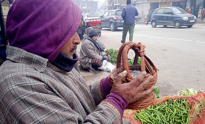 کشمیر میں خشک موسم کے بیچ شبانہ سردیوں کا زور تیز تر