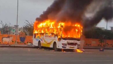 کمبھ میلہ سے واپسی کے دوران بس کو آگ لگ گئی۔ ایک شخص زندہ جھلس کر ہلاک (ویڈیو)