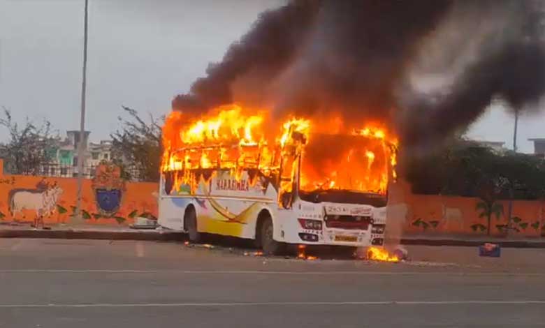 کمبھ میلہ سے واپسی کے دوران بس کو آگ لگ گئی۔ ایک شخص زندہ جھلس کر ہلاک (ویڈیو)