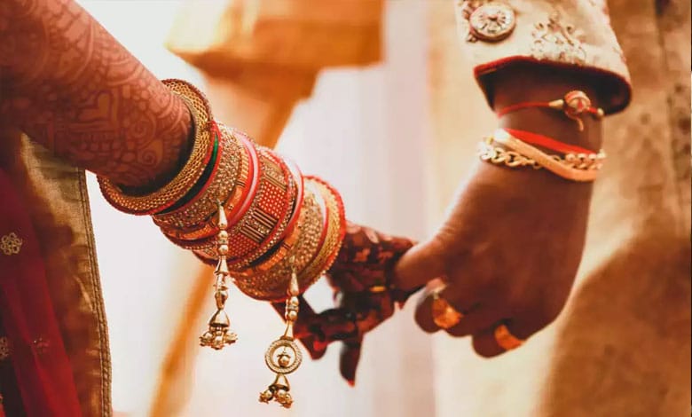 حیدرآبادی لڑکے کی روانی کے ساتھ تلگوبولنے والی فن لینڈ کی لڑکی سے شادی