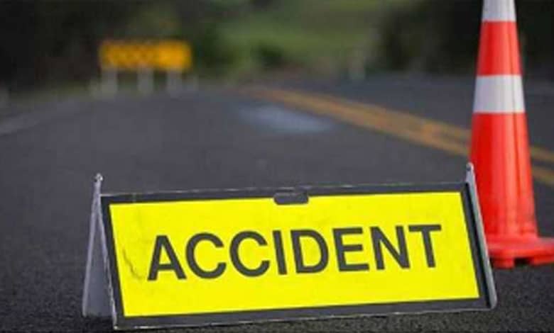 سڑک حادثے میں دو افراد ہلاک، تین زخمی