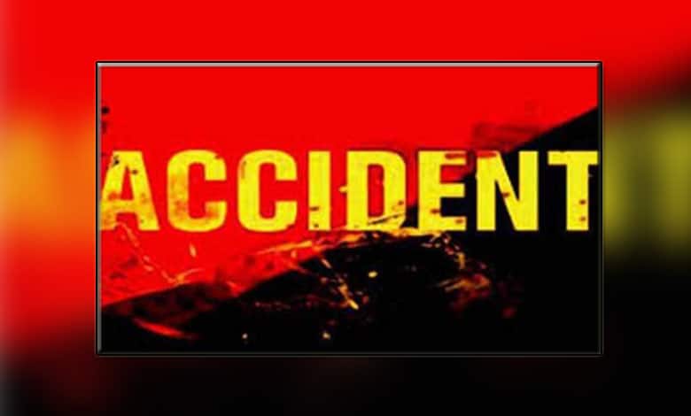 اٹاوہ میں عقیدت مندوں سے بھری بس ٹرک سے ٹکرا گئی، دو ہلاک، 23 زخمی