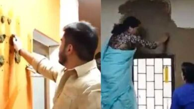 دہلی یونیورسٹی اسٹوڈنٹس یونین کے صدر نے پرنسپل کے دفتر کی دیواروں پر گوبر لگا دیا!