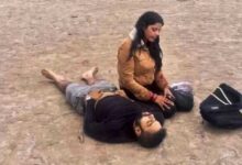 نئی نویلی دلہن کی کلائیوں میں چوڑیاں، زمین پر لیٹا شہید شوہر۔وائرل تصویر کی دل دہلا دینے والی حقیقت