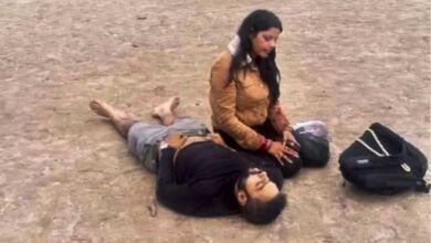 نئی نویلی دلہن کی کلائیوں میں چوڑیاں، زمین پر لیٹا شہید شوہر۔وائرل تصویر کی دل دہلا دینے والی حقیقت