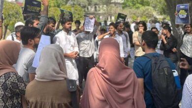 جامعہ ملیہ اسلامیہ کے طلباء نے وقف بل کو نذر آتش کردیا۔ بل پر مسلمانوں کو حملہ قراردیاگیا