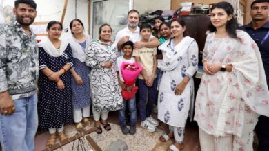Rahul Gandhi Workshop Visit: راہول گاندھی کی پارچہ شعبہ کے کاریگروں سے ملاقات