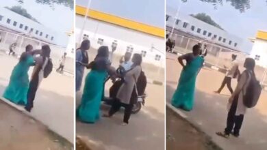 فون ضبط کرنے پر طالبہ نے خاتون لکچررکی چپل سے پٹائی کردی (شرمناک ویڈیو وائرل)