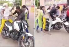 Sister Dead Body Motorcycle: بھائی نے بہن کی لاش کو دوپٹے سے باندھ کر موٹر سائیکل پر لے جانے پر مجبور (ویڈیو وائرل)