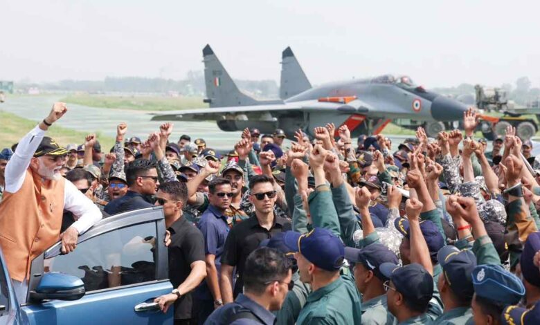 وزیراعظم کا آدم پور ایئر بیس کا دورہ، عہدیداروں اور جوانوں سے ملاقات کی