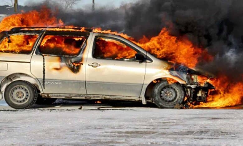 حیدرآباد: چلتی کار میں آگ لگ گئی، کوئی جانی نقصان نہیں