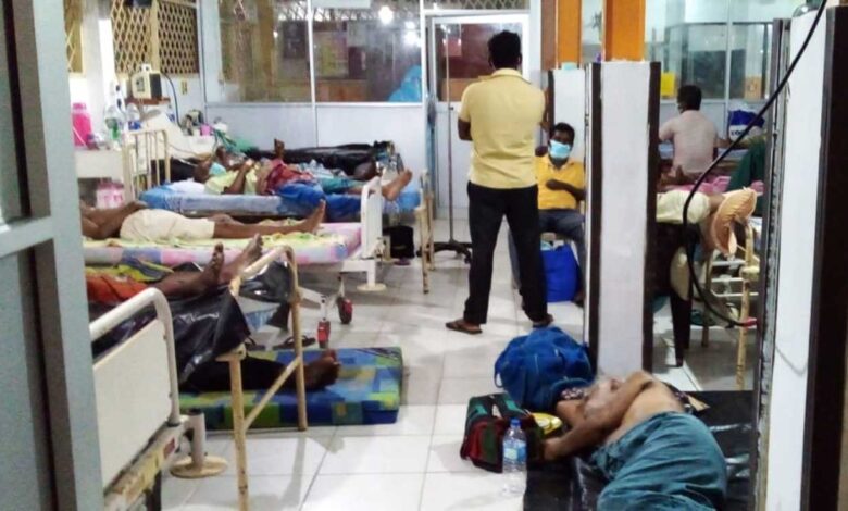 سرکاری اسپتال میں بستر نہ ملنے پر مریض کو فرش پر لیٹنے کا حکم، سہولیات کی کمی پر تحقیق شروع