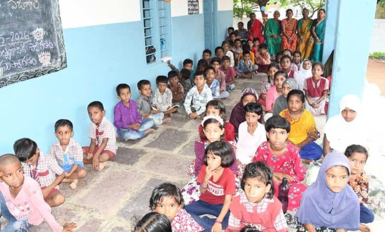 تلنگانہ: کلکٹر نے آنگن واڑی اور پری پرائمری اسکولوں کا دورہ کیا