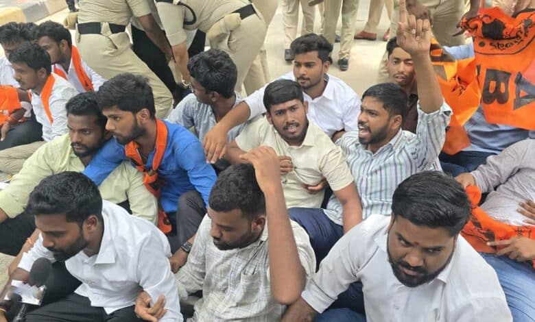 حیدرآباد کے بس بھون پر اے بی وی پی کا دھرنا