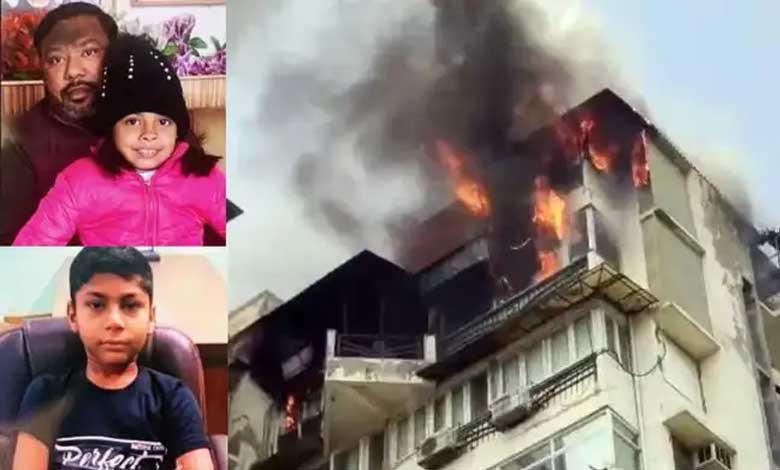 جلتا فلیٹ، چھلانگ لگاتا خاندان — دہلی کے دوارکا کی عمارت میں خوفناک آگ کا المناک واقعہ (ویڈیوز)