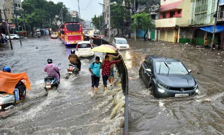 حیدرآباد میں شدید بارش سے سڑکیں تالاب میں تبدیل، ٹریفک جام سے عوام پریشان