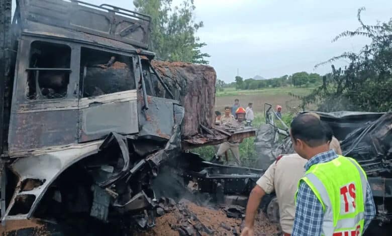 تلنگانہ میں دو لاریوں کی ٹکر کے بعد آگ لگنے سے تین افراد کی موت