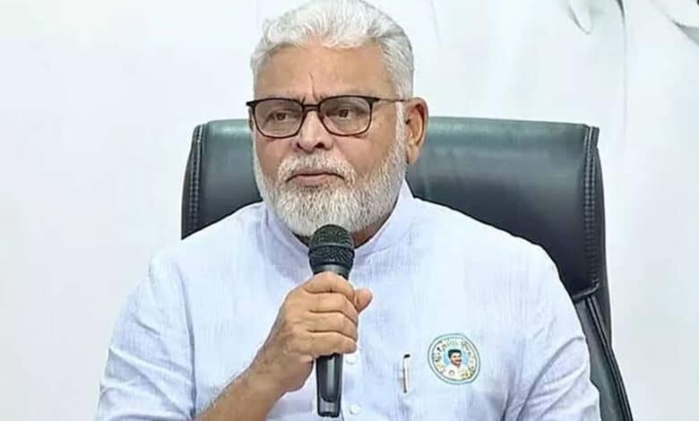 اے پی کے سابق وزیر امباٹی رام بابو کو پولیس کی نوٹس