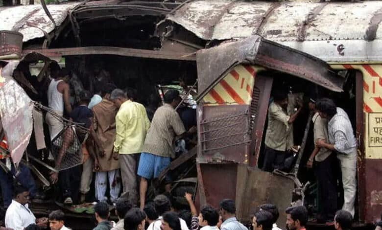 ممبئی لوکل ٹرین بم دھماکہ مقدمہ: پانچ ملزمین کی پھانسی اور سات ملزمین کی عمر قید کی سزا ختم