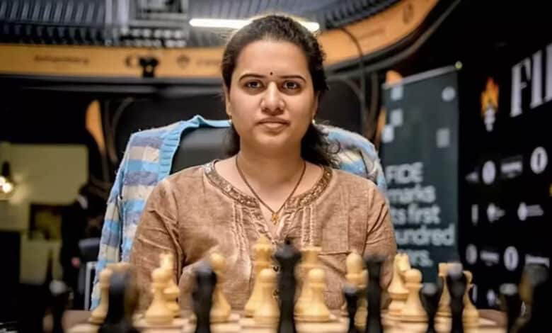 وزیراعلیٰ تلنگانہ کی شطرنج کی کھلاڑی کونیرو ہمپی کو ویمنس ورلڈ کپ کے سیمی فائنل میں داخلے پر مبارکباد