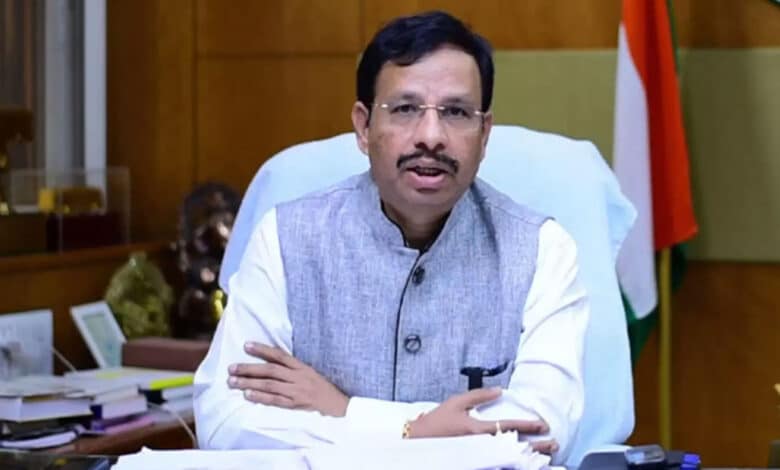 سوشل میڈیا کی لت: شہرت کے لیے جان خطرے میں ڈالنے والے نوجوانوں پر وی سی سجنار کی تنقید