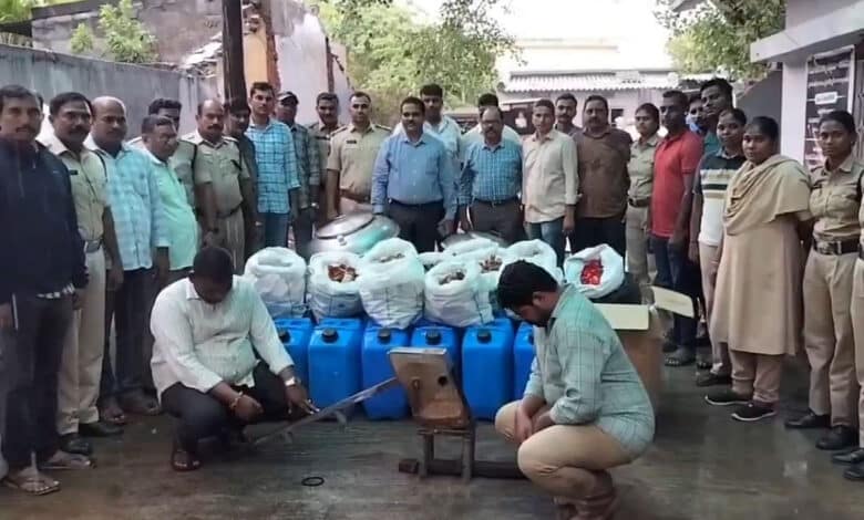 سوریاپیٹ ضلع میں نقلی شراب تیار کرنے والا گروہ بے نقاب