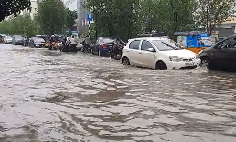 تلنگانہ کے کریم نگر میں شدید بارش ۔ نشیبی علاقے زیرِ آب