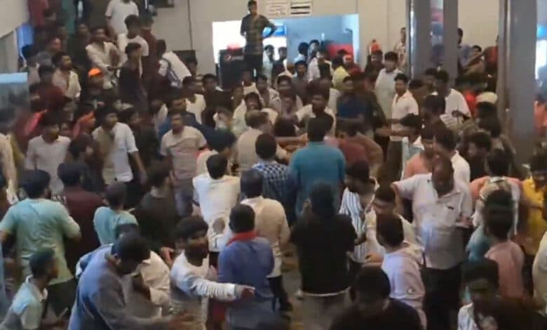 پون کلیان کی فلم کے خصوصی پریمئر شو کے دوران مداحوں کے درمیان جھڑپ ،پولیس کالاٹھی چارج