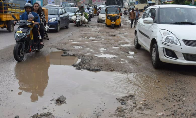 شہر حیدرآباد میں شدید بارش کے سبب اہم شاہراہوں کو نقصان
