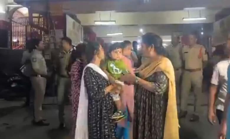 اداکار پون کلیان کی فلم ریلیز،خاتون کوبچی کے ساتھ فلم دیکھنے سے روک دیاگیا