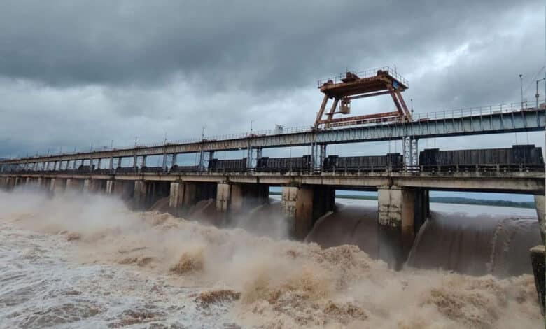 گوداوری کی سطح آب میں مسلسل اضافہ، کئی آبی ذخائرمیں پانی کا بہاو انتہائی تیز