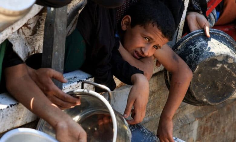 غزہ: بھوک سے مزید 9 اموات، اسرائیلی حملوں میں 24 گھنٹے کے دوران 52 فلسطینی شہید