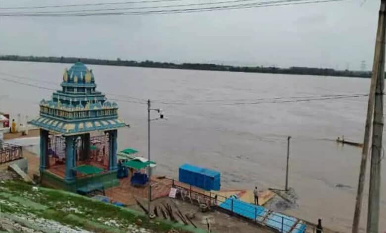 اےپی :دریائے گوداوری میں سیلاب کی شدت برقرار، کئی دیہات زیرِ آب، عوام کشتیوں پر سفر کرنے پر مجبور