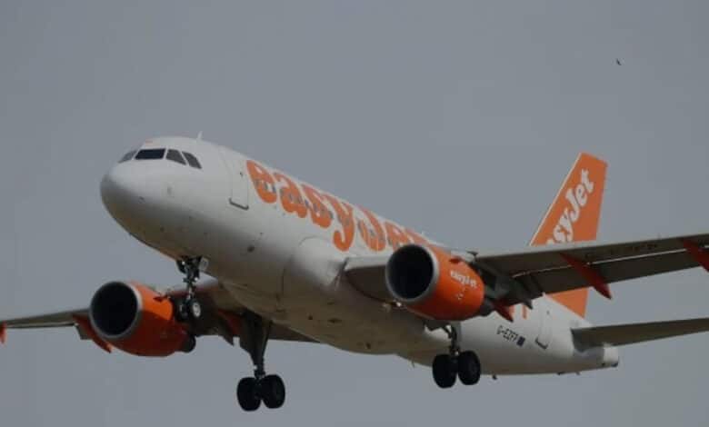 دوران پرواز مسافر نے طیارہ میں بم رکھنے کی دھمکی دیکر ہنگامہ مچادیا( ویڈیو وائرل)