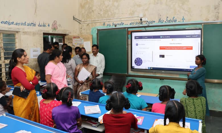 تلنگانہ: کلکٹر سنگاریڈی نے کستوریبا گاندھی بالیکا ودیالیہ مین شب بسری کی ۔طالبات کوبہتر تعلیم دینے کی ہدایت