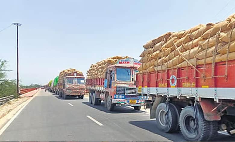 تلنگانہ: پداپلی ضلع میں غیر قانونی طورپر چاول کی منتقلی۔ پانچ لاریاں ضبط