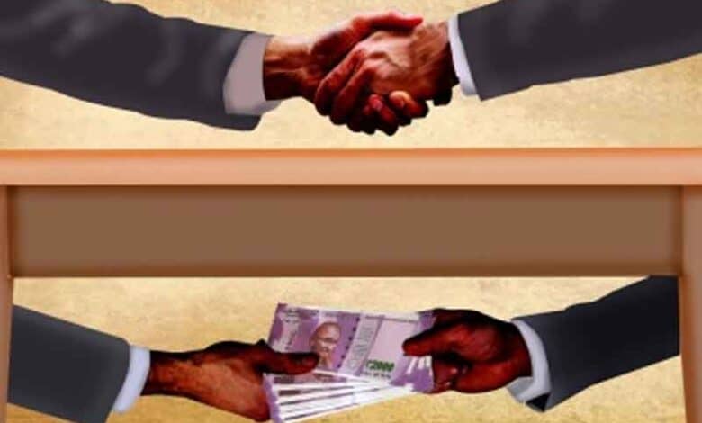 اننت پور ضلع کے کلیانہ درگ میں سب رجسٹرار کو رشوت لیتے ہوئے رنگے ہاتھوں پکڑا گیا