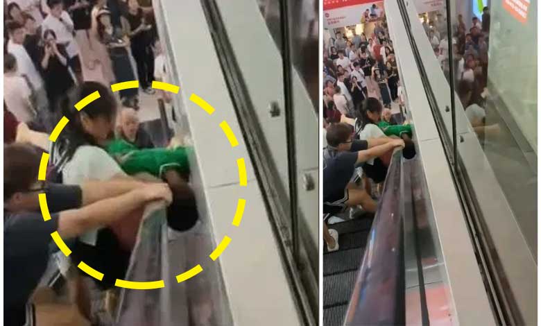 ایسکلیٹر میں پھنسے بچے کو دیکھ کر آپ کی روح کانپ جائے گی! - ویڈیو وائرل