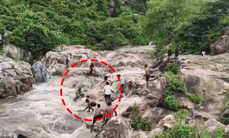 لڑکیاں اچانک تیز پانی کے بہاؤ میں بہنے لگیں، سیاحوں نے بچائی جان – ویڈیو وائرل