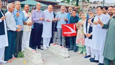 عمر عبداللہ نے قبرستان کی دیوار پھلانگ کر فاتحہ پڑھی