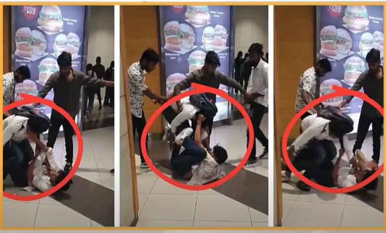 سیارہ فلم دیکھنے کے بعد لڑکی کی خاطر دو نوجوان آپس میں لڑ پڑے، ویڈیو وائرل