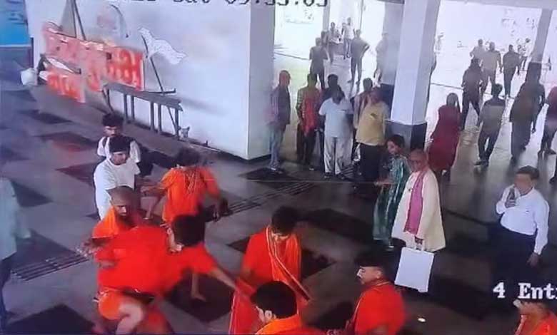 مقدس مہینہ میں آستھا کے نام پر کانوڑیوں کی غنڈہ گردی! ویڈیو وائرل