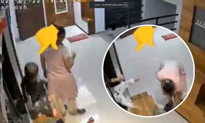 ماں کی ذرا سی غفلت نے 4 سالہ معصوم کی جان لے لی، 12 ویں منزل سے گرکر دردناک موت (ویڈیو)