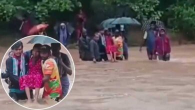 حاملہ خاتون کو کندھوں پر اُٹھا کر ندی کو عبور کرناپڑا (ویڈیو)