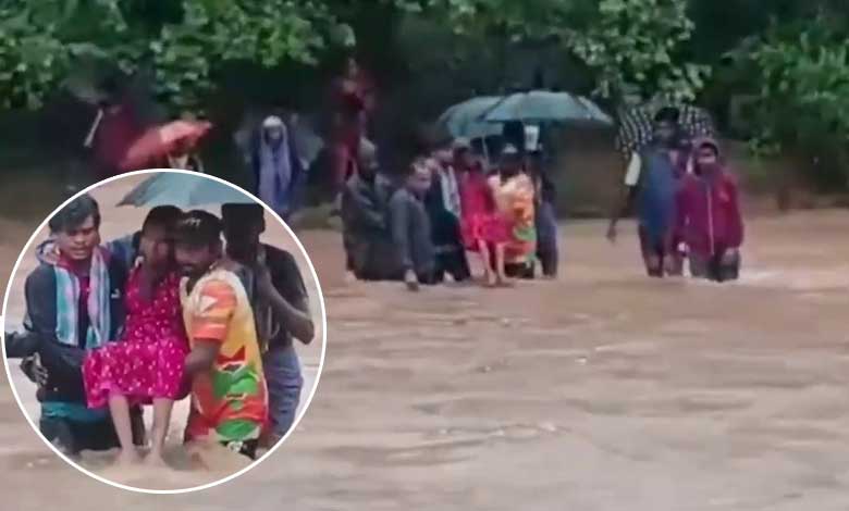 حاملہ خاتون کو کندھوں پر اُٹھا کر ندی کو عبور کرناپڑا (ویڈیو)