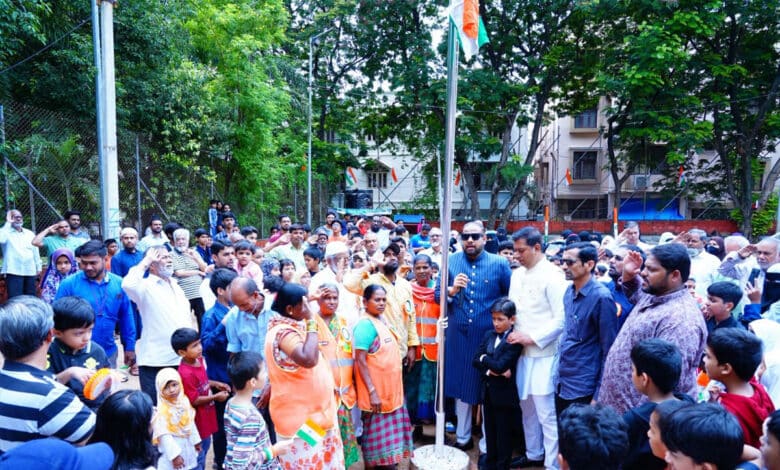 سوریہ نگر میں یومِ آزادی پر صفائی کارکنوں کو ترنگا لہرانے کا اعزاز