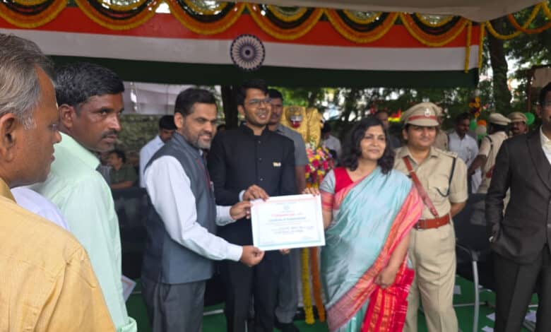 محبوب نگر میں یومِ آزادی تقریب، اردو آفیسر ڈاکٹر منیب آفاق کو ایوارڈ