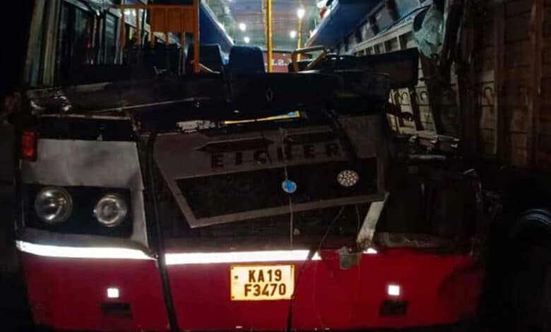 کرناٹک میں سرکاری بس ٹرک سے ٹکرائی ، تین ہلاک