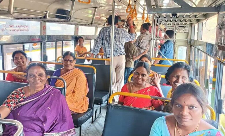 خواتین کے لئے آر ٹی سی بسوں میں مفت سفر کی سہولت کا آغاز، اے پی بھر میں مسرت کی لہر