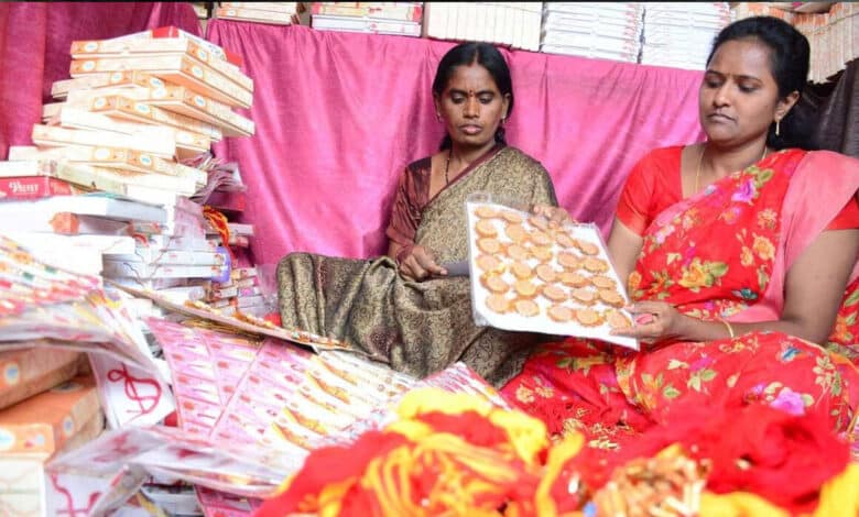 تلنگانہ: راکھیوں کی تیاری کے ذریعہ خواتین خود کفیل بن رہی ہیں